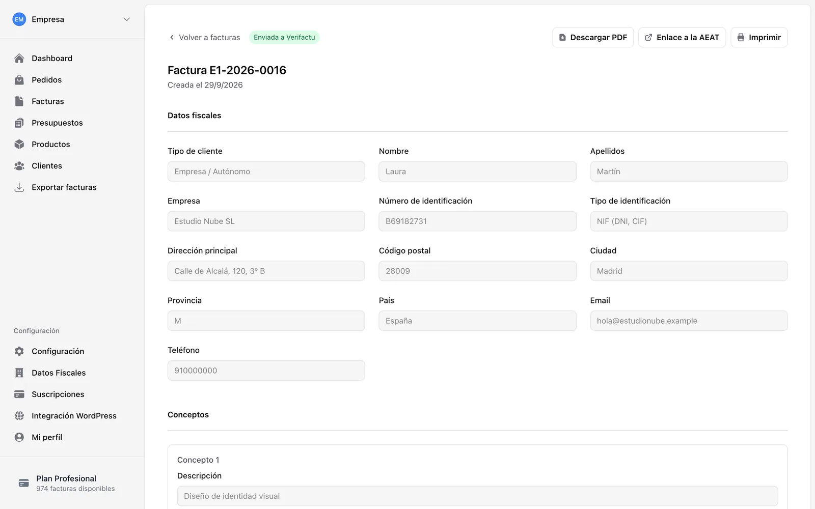 Detalle de una factura enviada a Verifactu, con los datos del cliente y los botones para descargar el PDF y abrir el enlace de la AEAT.