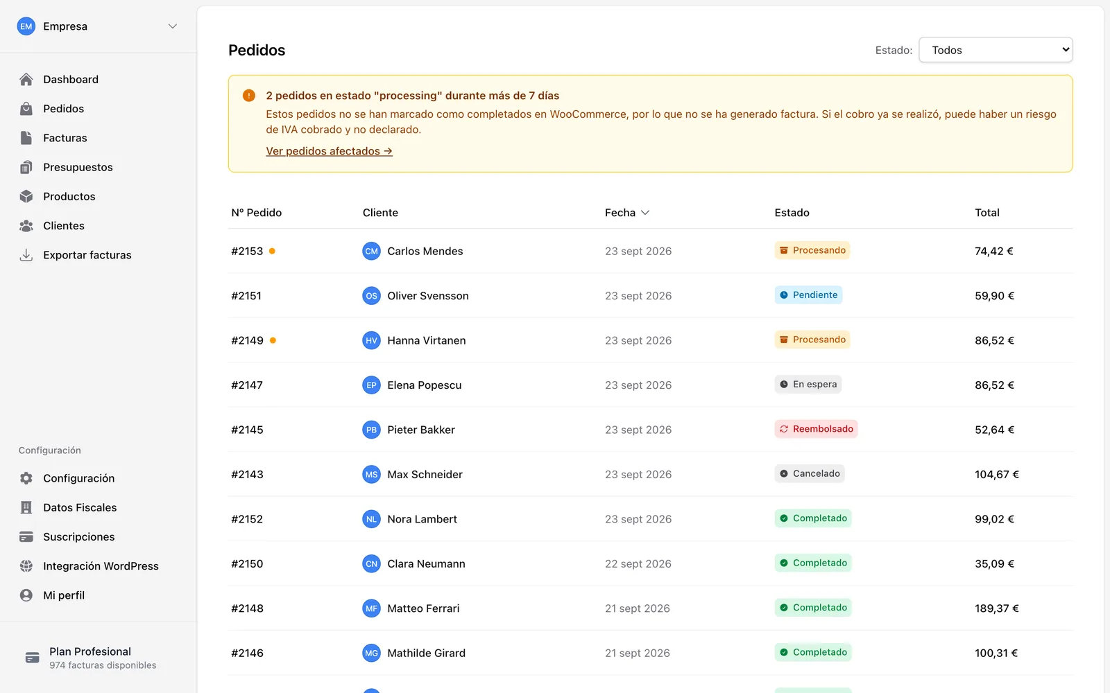 Pedidos de WooCommerce con su estado y un aviso de pedidos pendientes de completar.