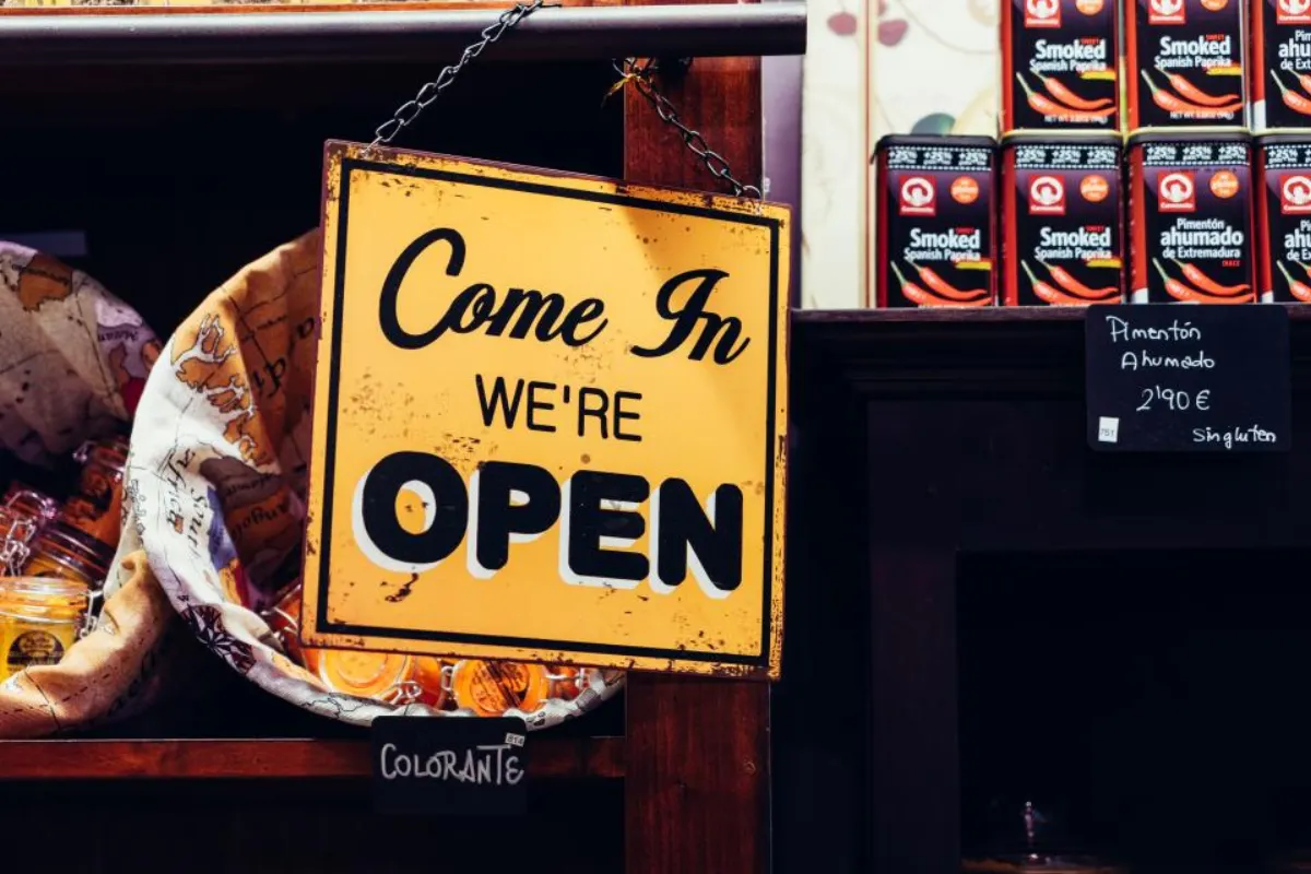 Cartel de «Abierto» en la puerta de una pequeña tienda