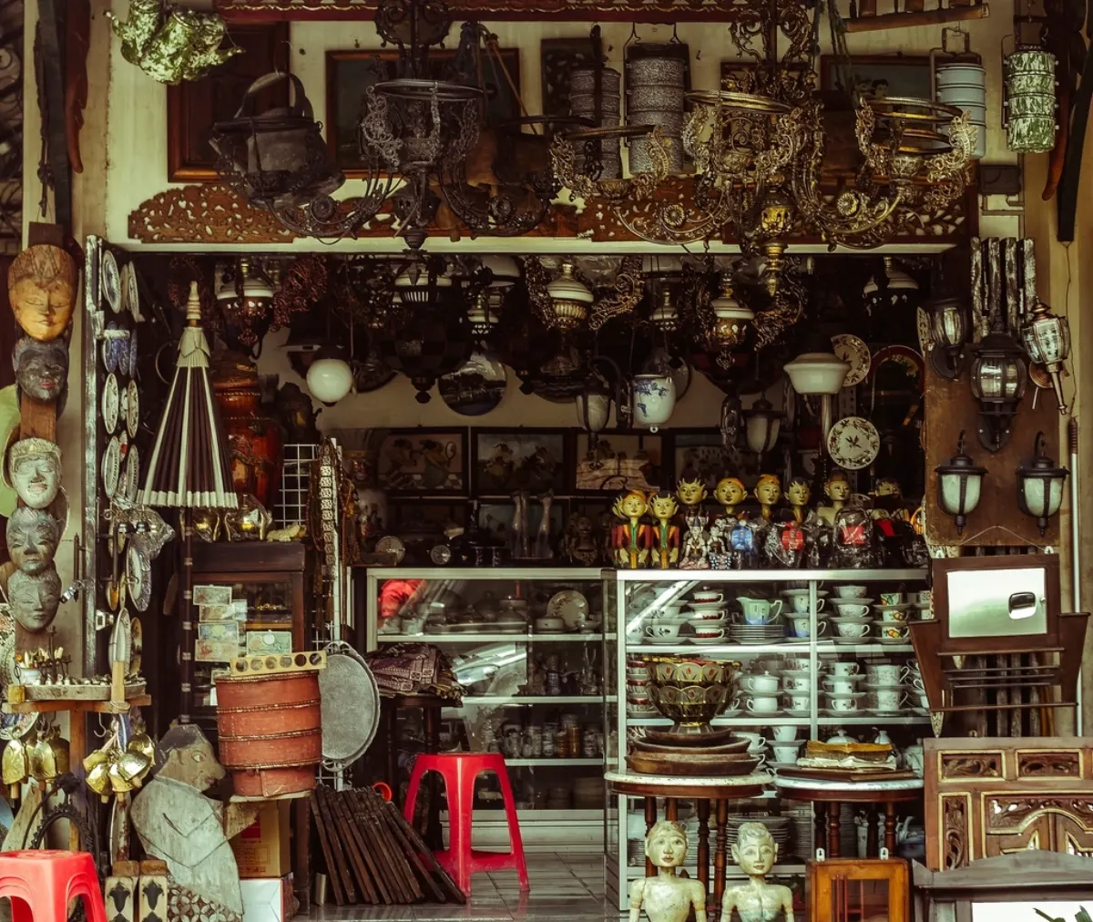 Interior de una tienda de regalos y decoración llena de objetos