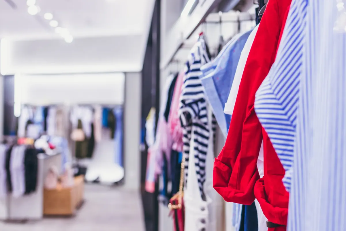 Ropa colgada en los percheros de una tienda de moda